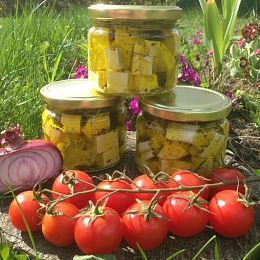 Сыр Фета "Балканская" из овечьего и козьего молока в оливковом масле с травами. Дер. Матокса