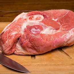 Лопатка на кости свиная без кожи