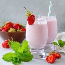 Йогурт питьевой АктиВил Клубника. Горелово